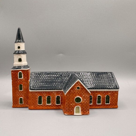 Williamsburg Bruton Parish Church Royal Goedewaagen Delft Holland Figurine - Picture 1 of 5